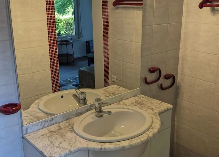 In Sued-waldhanglage Mit Tollem Seeblick By Interhome Сasa de vacaciones